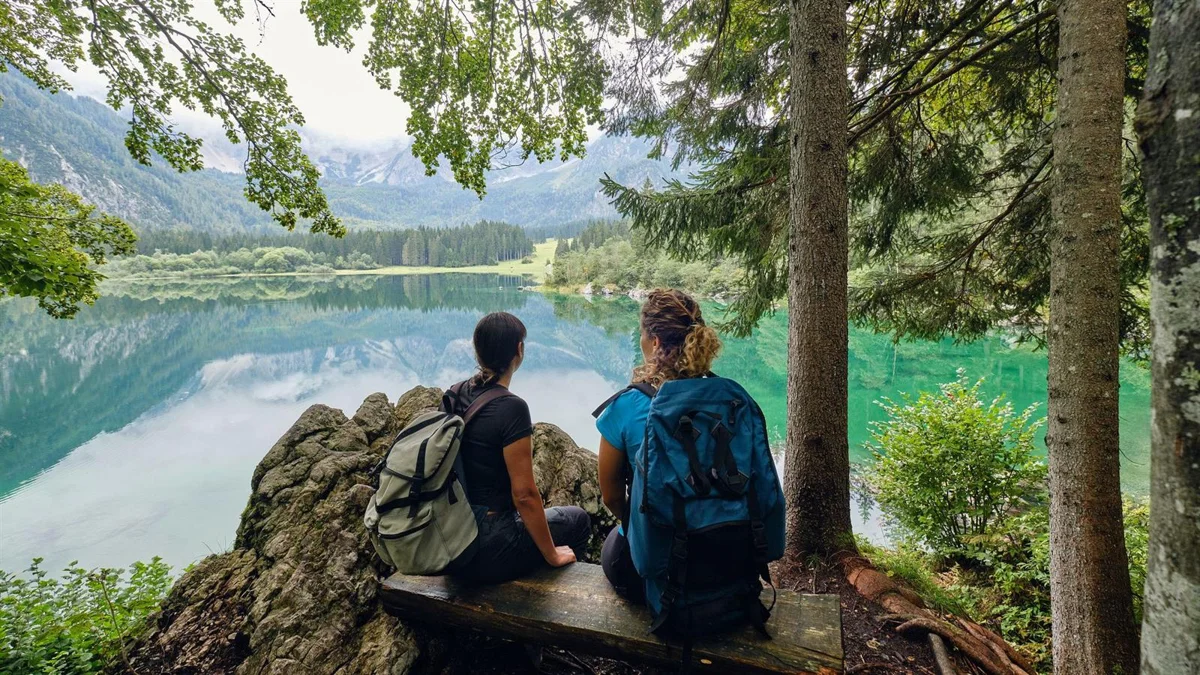 Belopeški jezeri ob vznožju gora