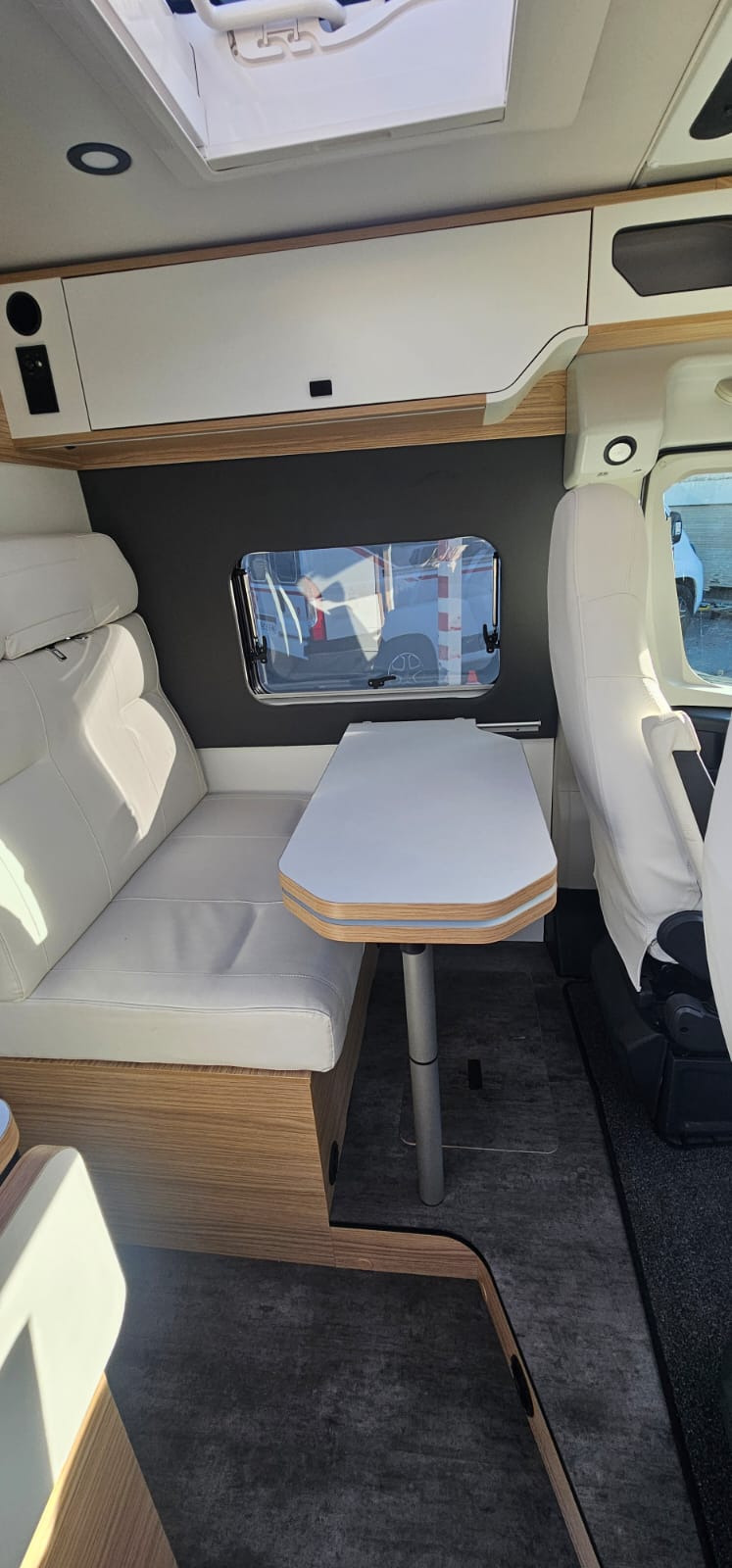 Pilote Vega V600G Evidence – salon